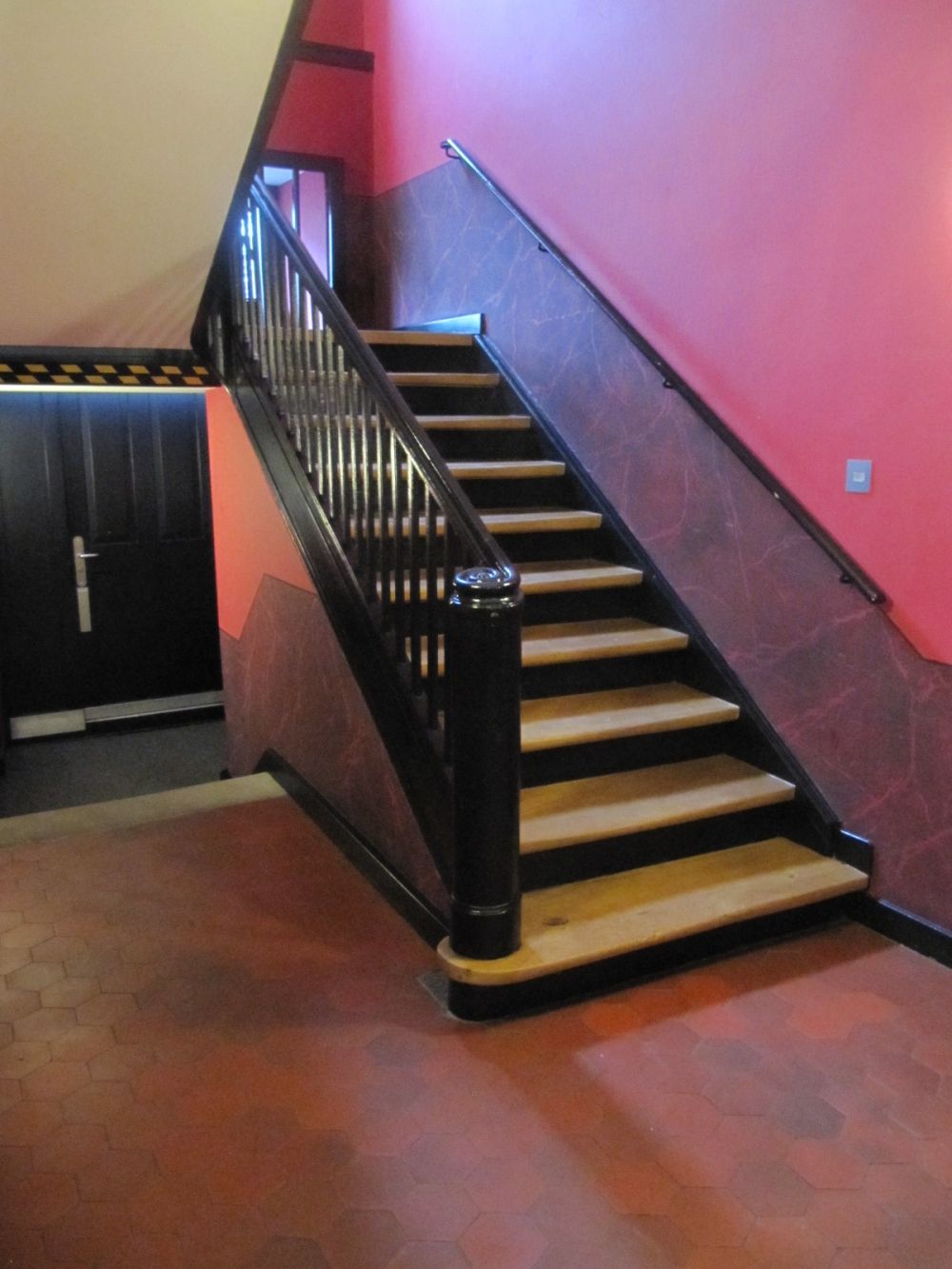 KAA, Stockwerk G: Treppe mit beidseitigem Handlauf zu den Stockwerken F und G.