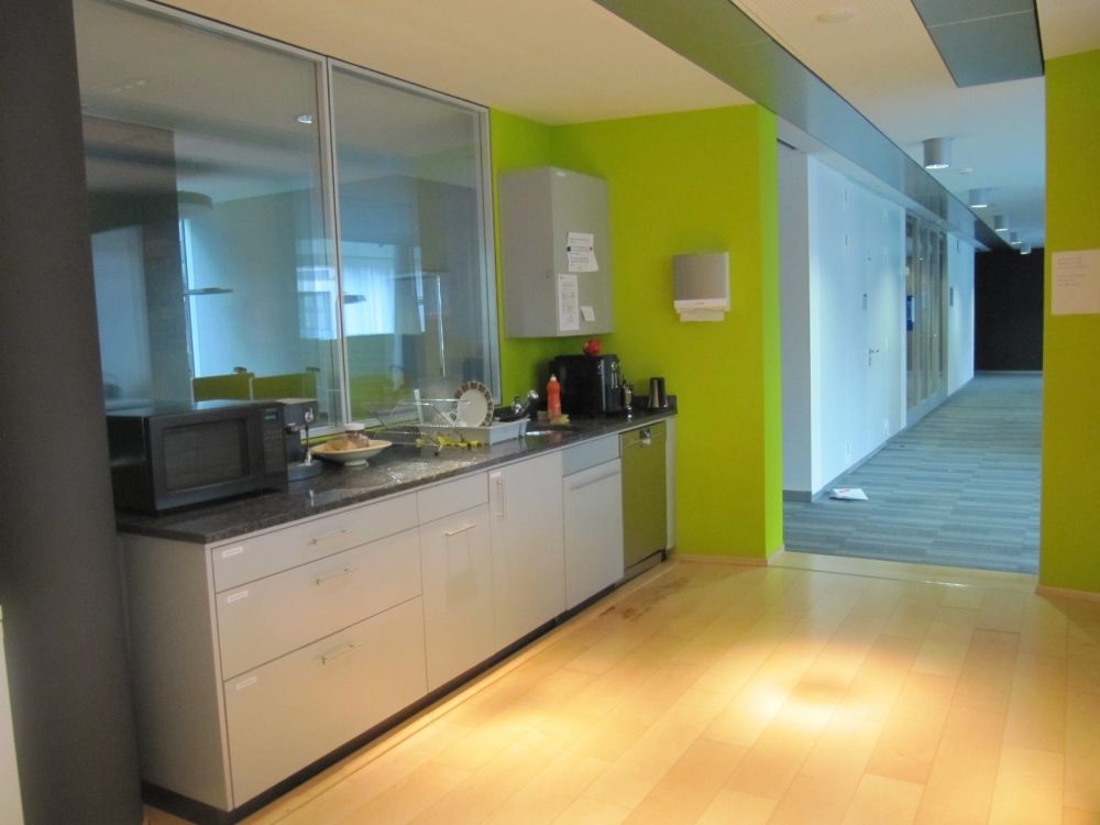 Aufenthaltsraum AND-4-39: Küchenkombination mit Mikrowelle, Kaffeemaschine und Lavabo.