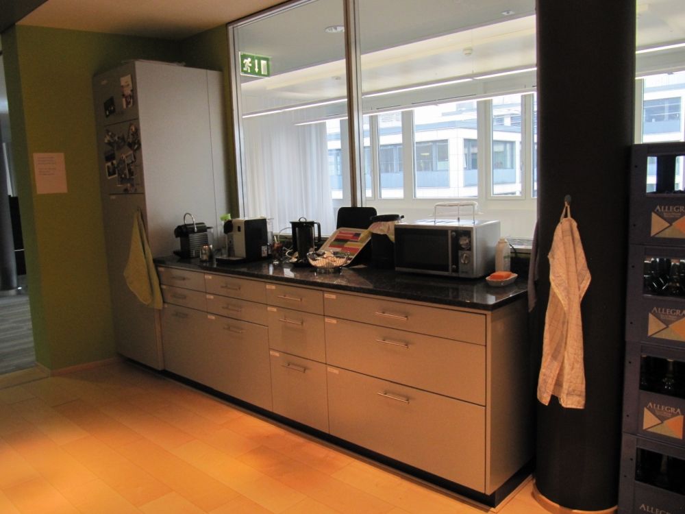 Aufenthaltsraum AND-4-39: Mikrowelle, zwei weitere Kaffeemaschinen, Wasserkocher und Kühlschrank.