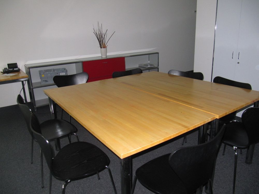 Sitzungsraum AND-2-45: Sitzungsraum für acht Plätze mit Telefon im Raum. Der Eingang befindet sich auf dem Foto hinten rechts.