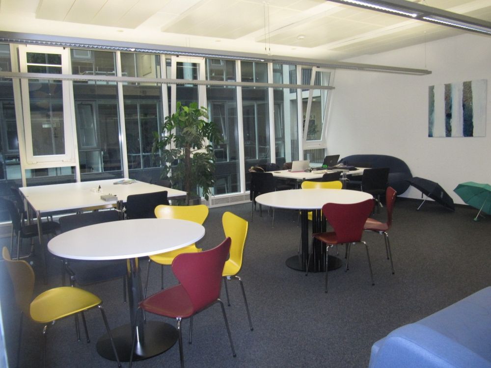 Arbeitsraum für Studierende AND-3-37: Arbeitsraum vom Eingang her.