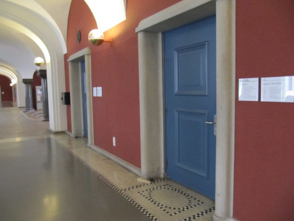 KOL, Stockwerk Ea: Sicht auf die blaue Türe E-49a (im Bild vorne rechts; hinten im Bild rechts ist der Haupteingang). Zugang zu E-1a sowie E-2, E-3a/b, Ea-4a-d und Ea-5.