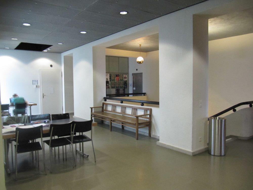 KOL, Stockwerk H: Zwei Arbeitstische im Flur. Hinten rechts ist die Tür zum Rollstuhl-WC.