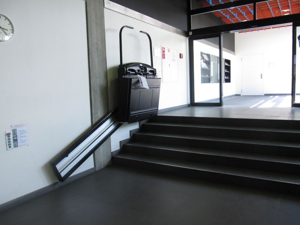 MEN-B, Treppenlift: Treppenlift in Ruhestellung.