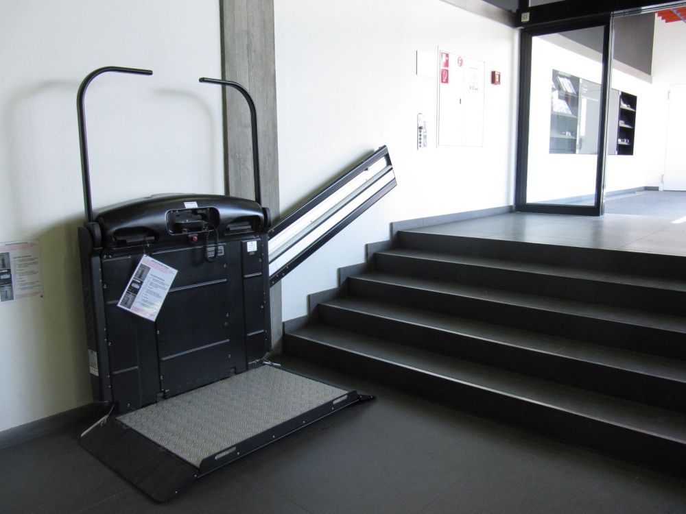MEN-B, Treppenlift: Treppenlift unten, zum Auffahren bereit.