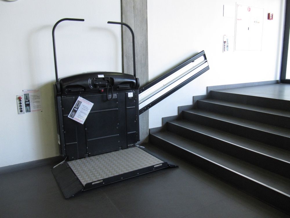 MEN-A, Treppenlift: Treppenlift unten, zum Auffahren bereit.