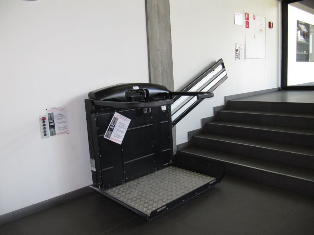 MEN-A, Treppenlift: Alle Bügel geschlossen, bereit zur Auffahrt.