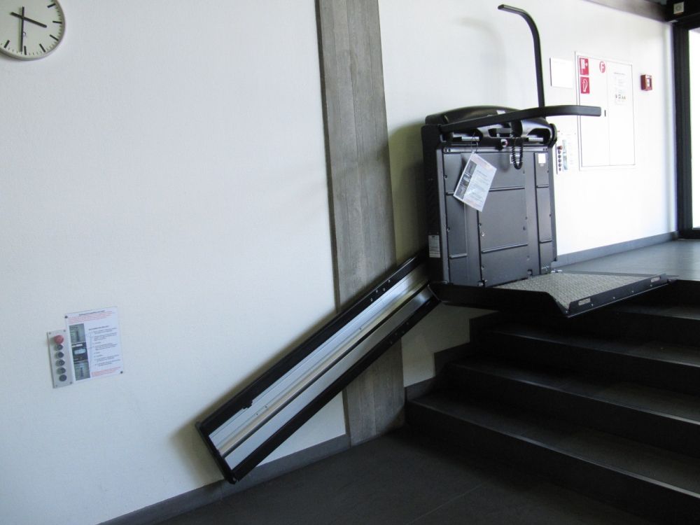 MEN-B, Treppenlift: Bereit zum Verlassen.