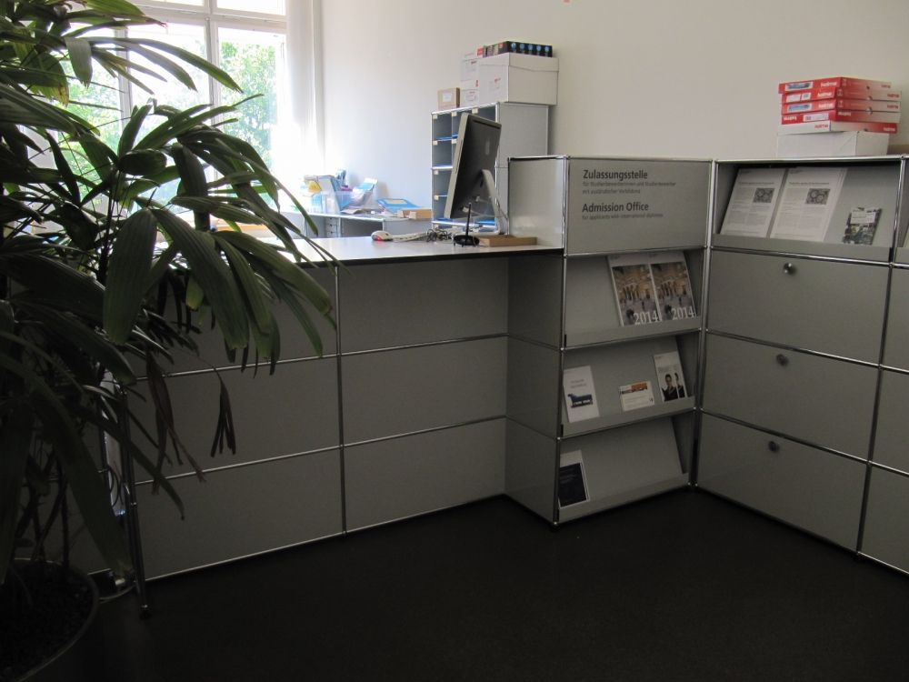 Büro KOL-F-107: 109 cm hohe Theke vom Eingang gesehen.