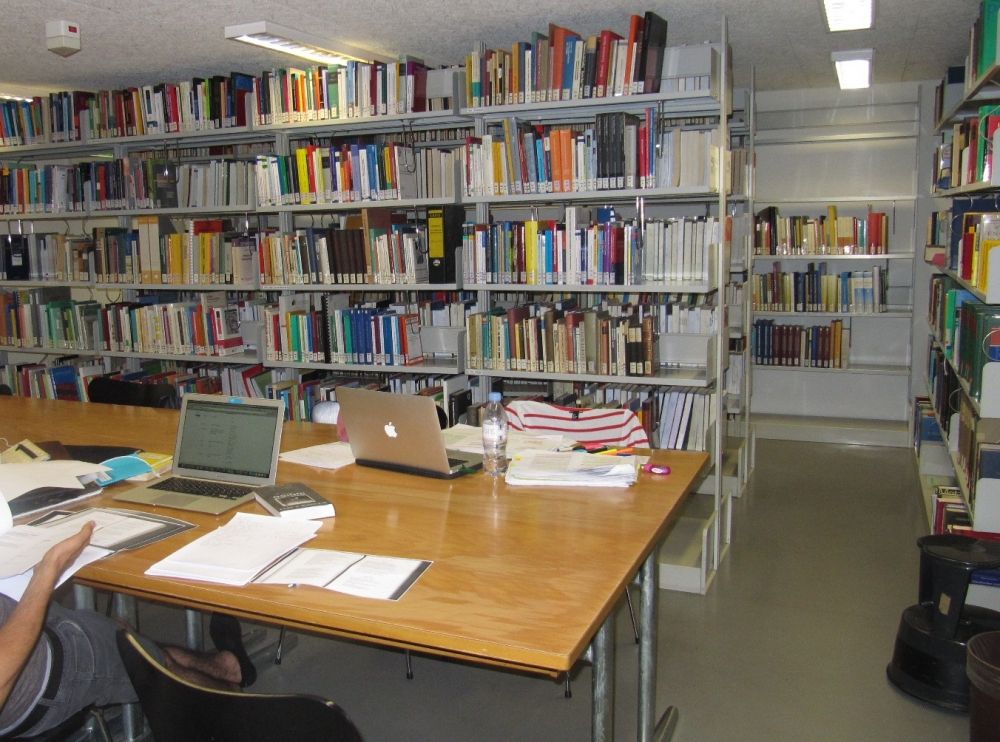 SOD-U, Bücherbestände, Arbeitsplätze: Kleiner Raum mit Bücherbeständen und einigen Arbeitsplätzen.