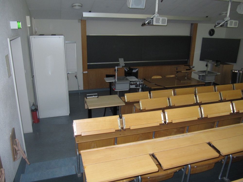 Hörsaal SOD-1-101: Sicht Richtung Wandtafel. Vorderste Reihe mit Spezial-Tisch ganz links, gerade neben dem Eingang.