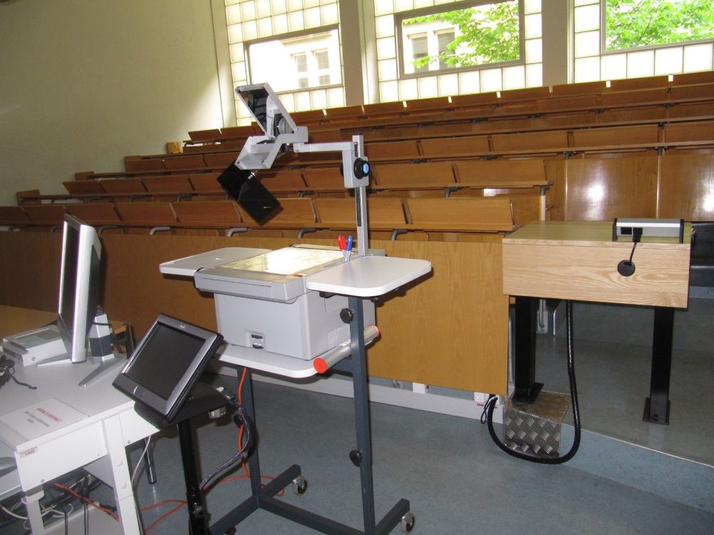 Hörsaal SOD-1-101: Sicht nach hinten von der Wandtafel aus. Rechts im Bild in der ersten Reihe der Spezial-Tisch.