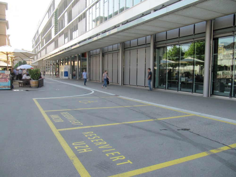 Gebäude AFL: Mit dem Auto: Unter den Parkplätzen befindet sich ein Rollstuhl-Parkplatz sowie ein normaler Parkplatz für UZH-Angehörige.

Auf dem Bild links im Hintergrund ist der Haupteingang ins AFL ersichtlich.