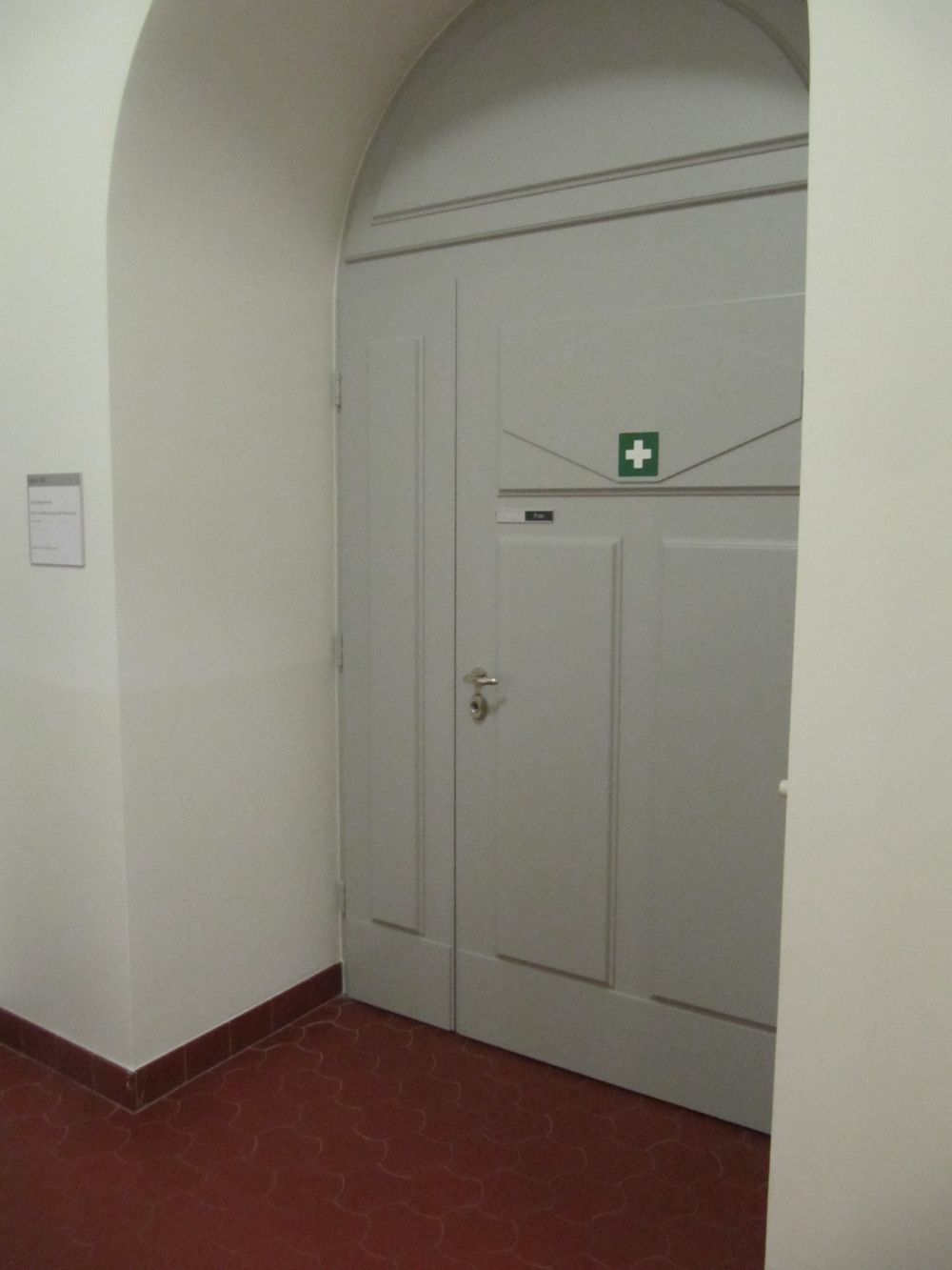 Sanitätsraum RAI-E-179: Die Türe zum Sanitätsraum.