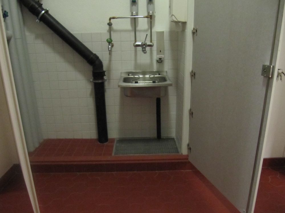 Sanitätsraum RAI-E-179: Der Schrank mit Lavabo direkt vis-à-vis des Sanitätsraums.