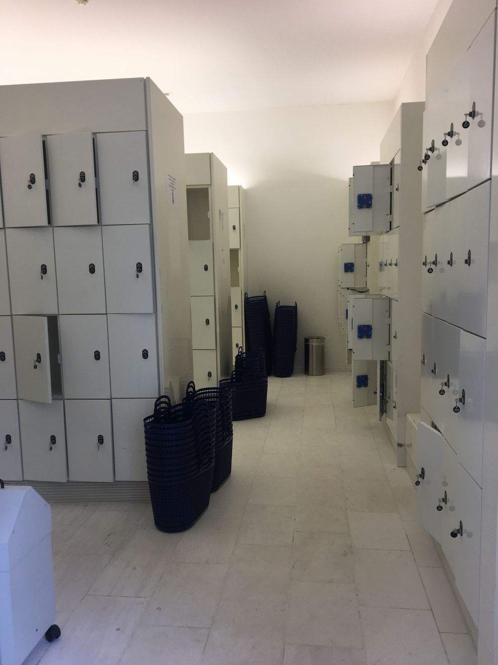 RAI-BIB, Stockwerk E: Tagesschliessfächer.