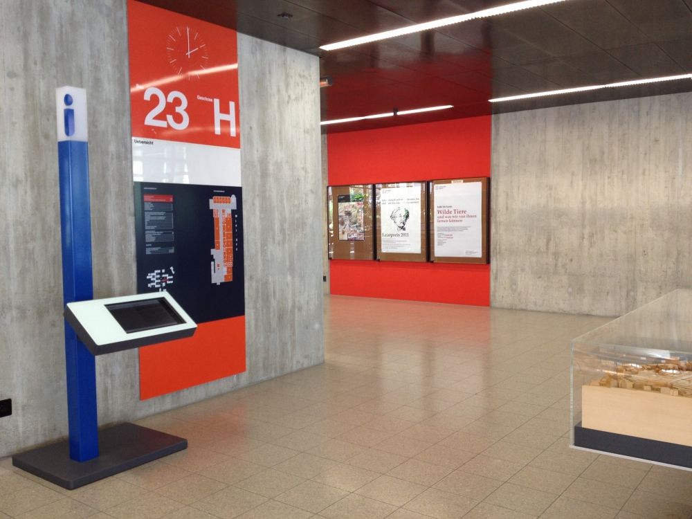 Y23, Stockwerk H: interaktive Info-Säule.