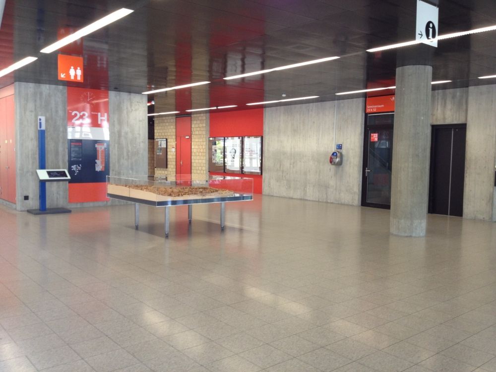 Y23, Stockwerk H: Links: interaktive Info-Säule
Rechts: Lift, welcher vom Lichthof ins Stockwerk H führt.