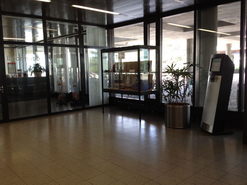 Y23, Stockwerk H: Links: Information H 53
Rechts: Validierstation.