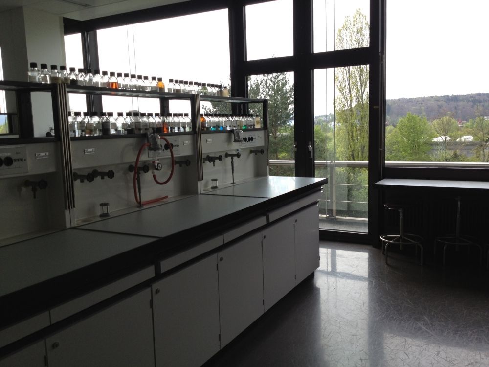 Y11-F, Balkon/Terrasse: Zugang zum Fluchtbalkon über ein Praktikumsraum (hier: Y11-H-26).