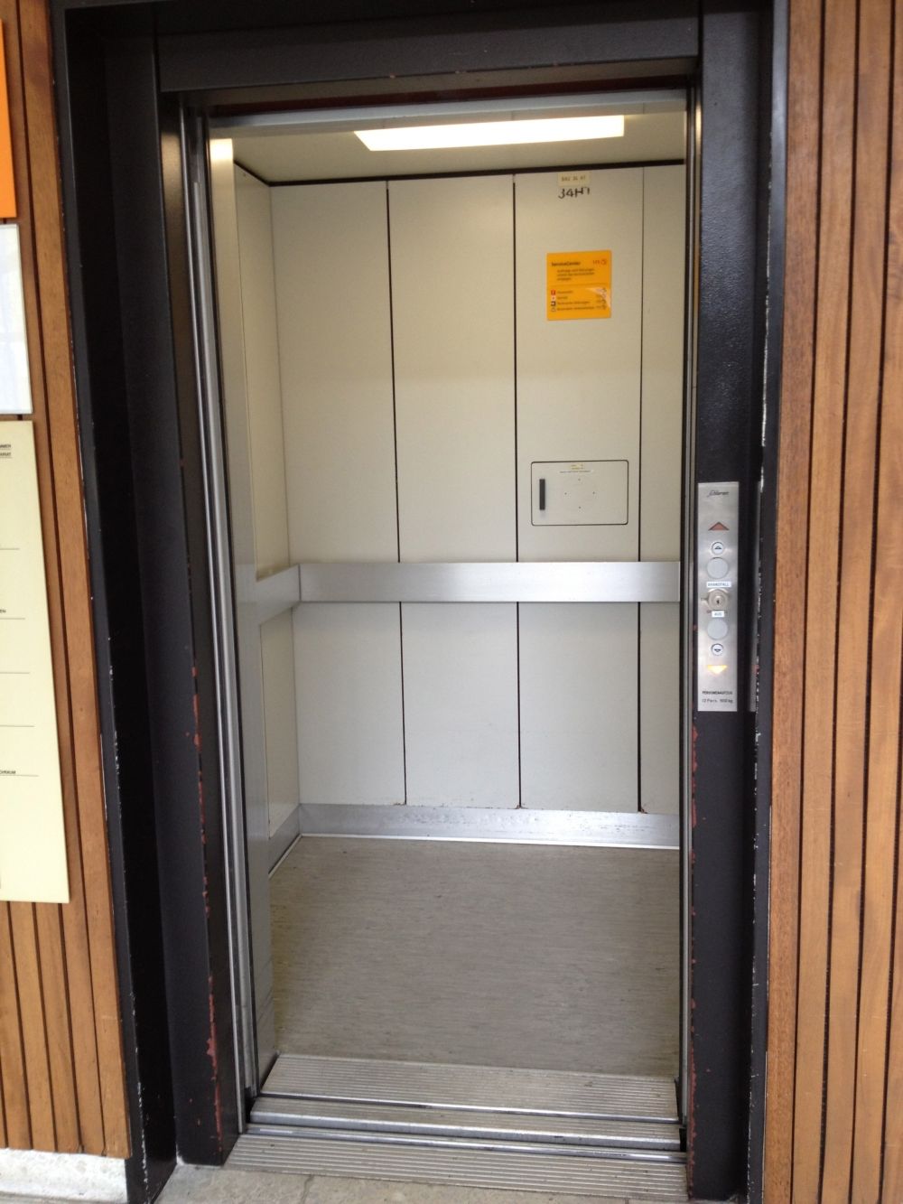 Y34, bei der Wendeltreppe: Lift Innenraum (Foto aus Stockwerk G).
