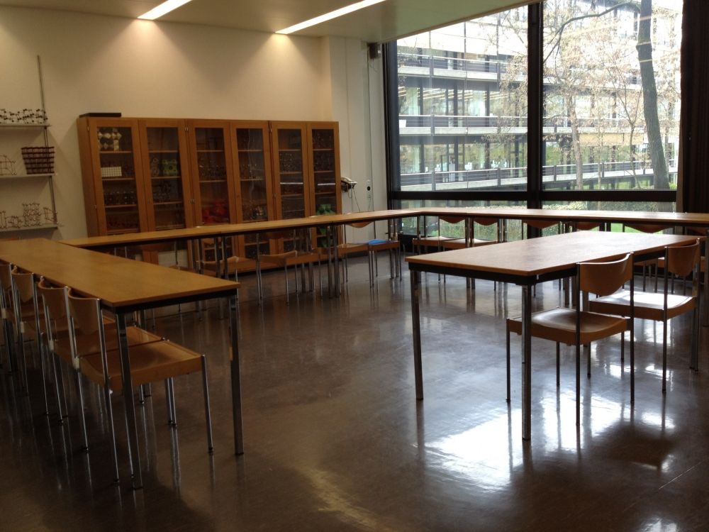 Seminarraum Y34-F-01: Seminarraum von der Wandtafel aus.