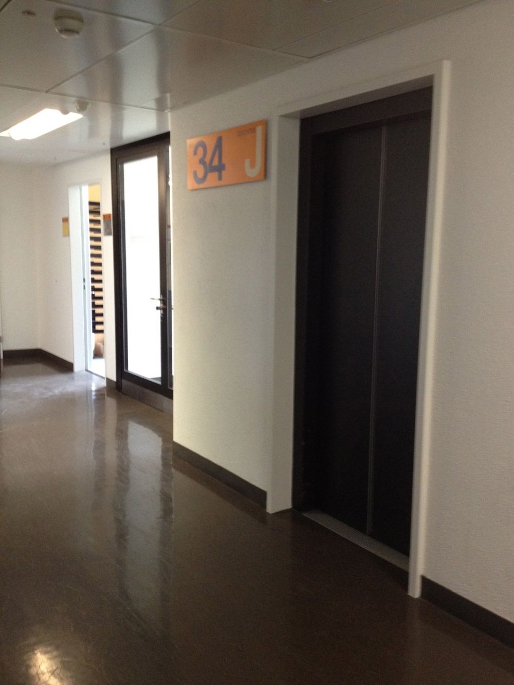 Y34, im hinteren Teil des Gebäudes: Lift (Foto aus Stockwerk J).