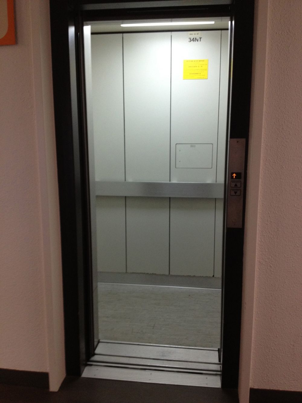 Y34, im hinteren Teil des Gebäudes: Lift Innenraum (Foto aus Stockwerk J).