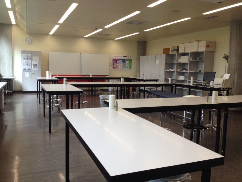 Praktikumsraum Y23-H-24: In Richtung Wandtafel.