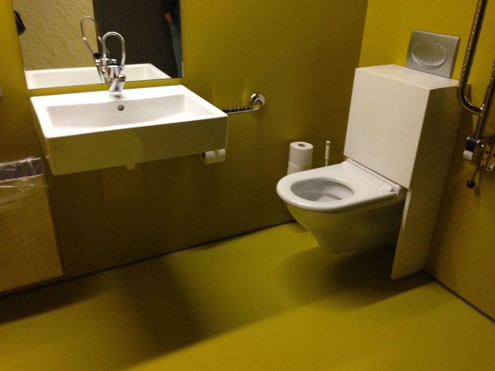 Rollstuhl-WC FRE-D-38: Rollstuhl-WC (Innenraum).