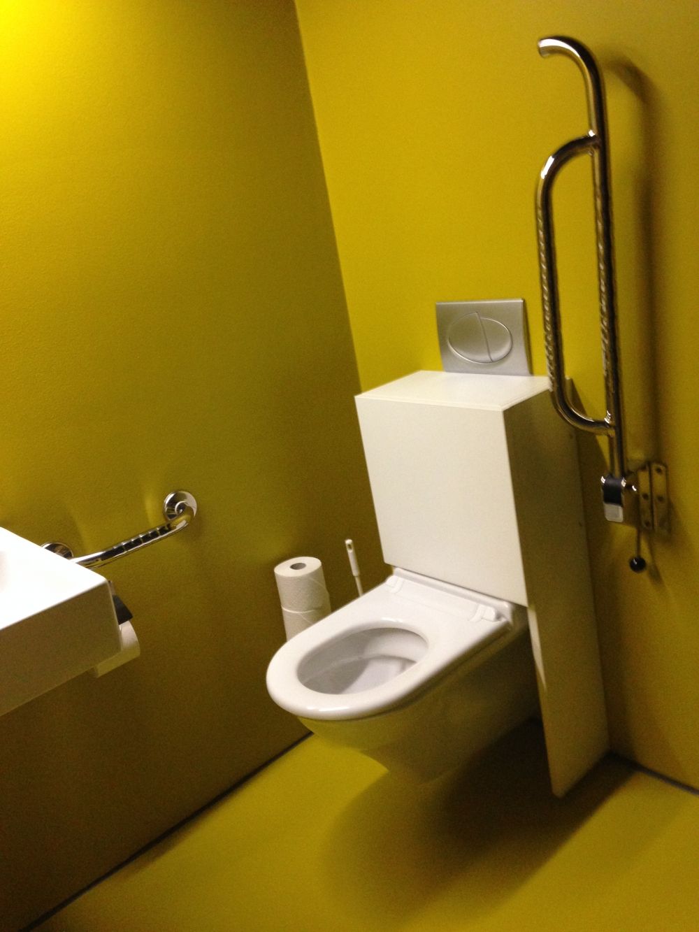 Rollstuhl-WC FRE-D-38: Der Kasten bei der WC-Schüssel dient dazu, sich mit dem Rücken anlehnen zu können.