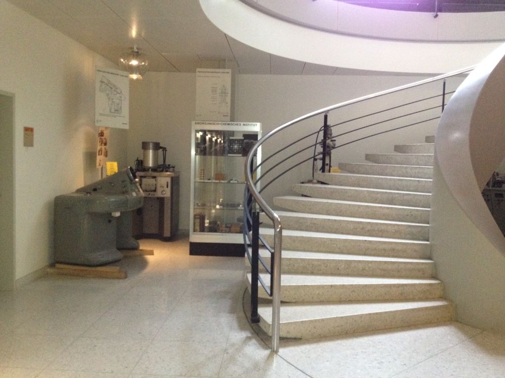 Y34-F, Halle: Links der Treppe (wenn man sich mit dem Rücken zum Lift befindet).