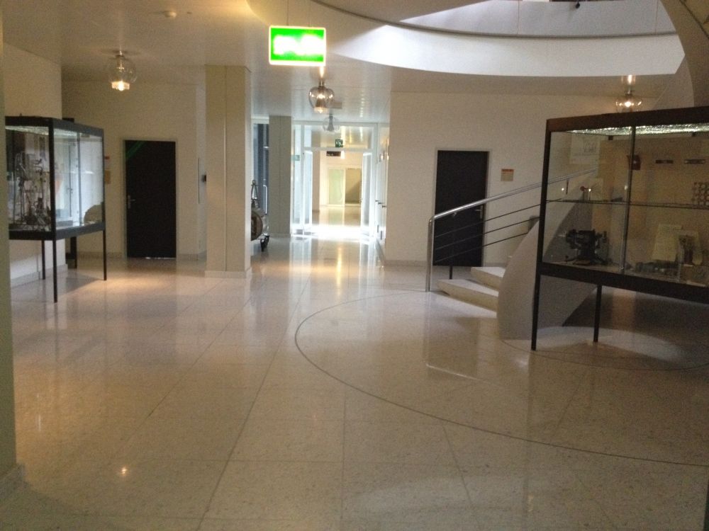 Y34-F, Halle: "Halle".
Links (neben Schaukasten) befindet sich der Lift,
rechts befindet sich die Treppe mit Ausstellungsgegenständen auf beiden Seiten der Treppe.