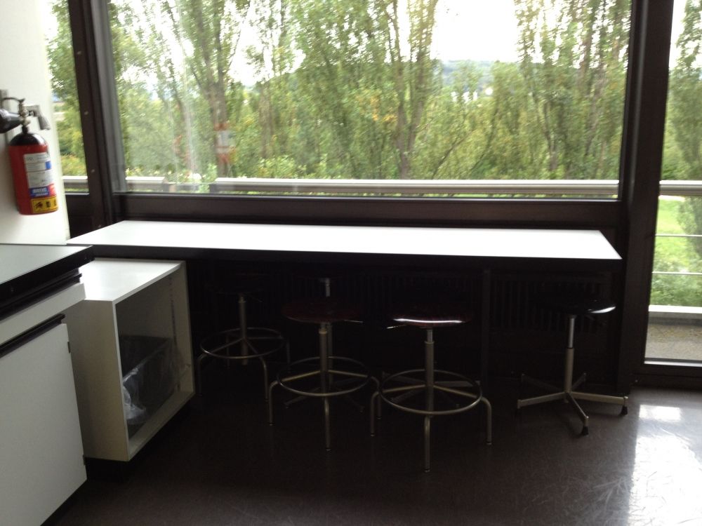Praktikumsraum Y11-H-06: Normale Tische.