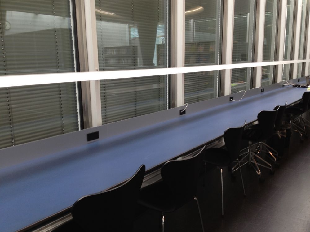 PLF-D, Bibliothek: Tischreihe am Fenster.