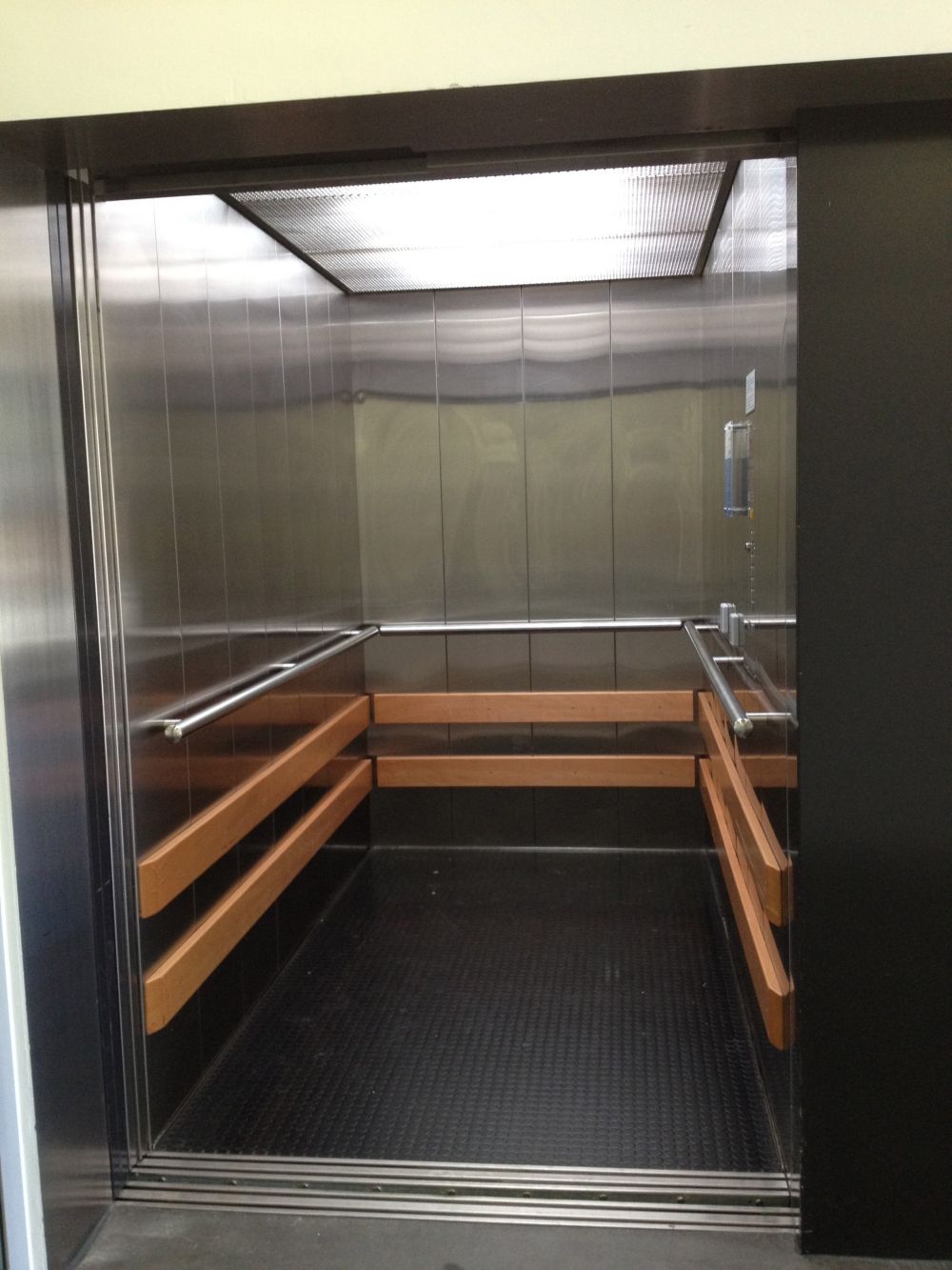 AFL, Im hinteren Teil; Richtung Cafeteria: Linker Lift Innenraum.