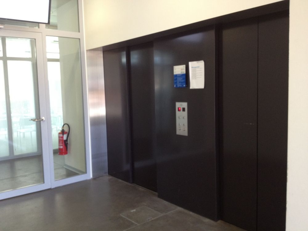 AFL, Im hinteren Teil; Richtung Cafeteria: Hier wurde der linke (grössere) Lift erfasst.