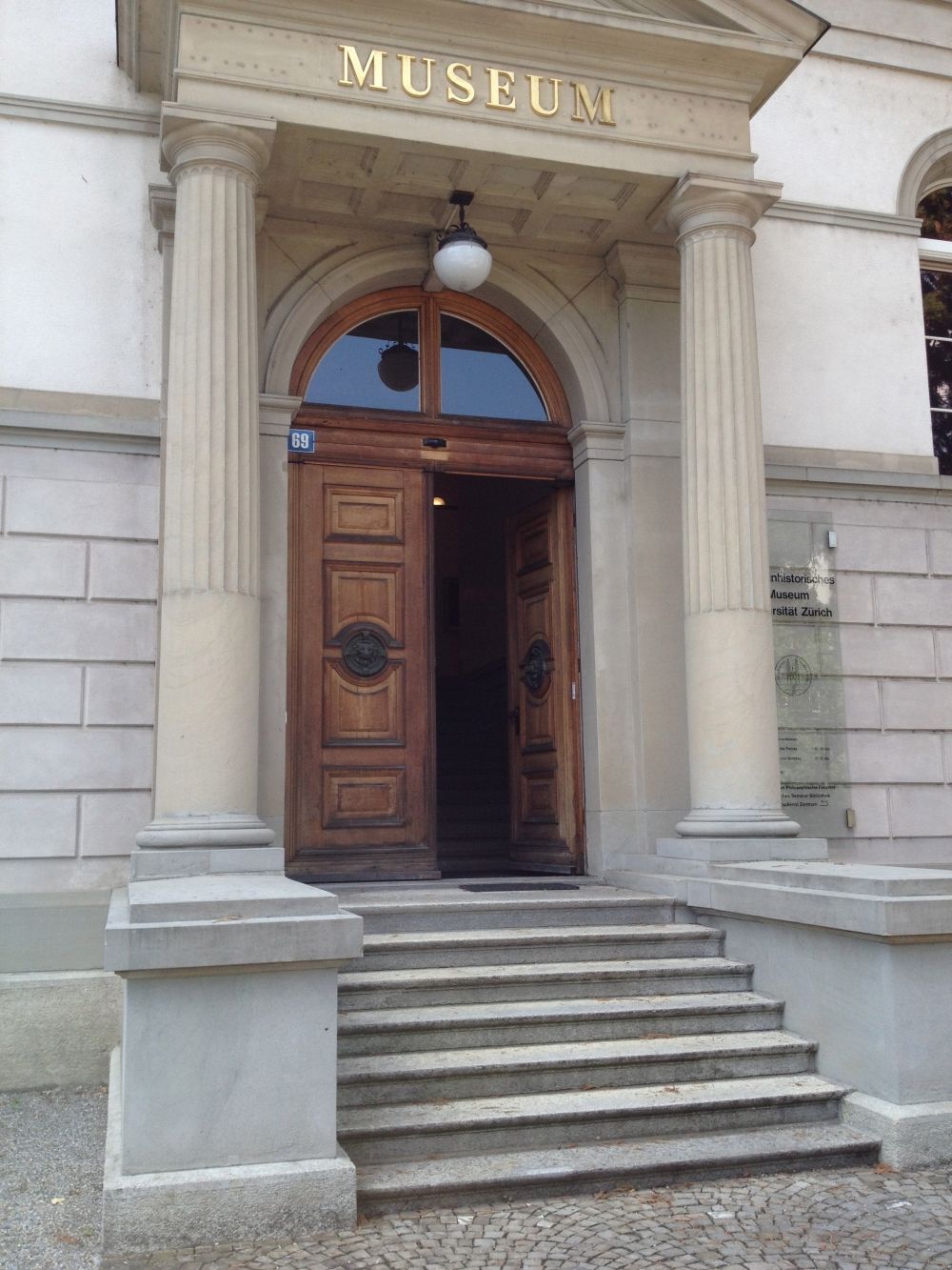 Gebäude SOC: Nebeneingang (Eingang Museum) ist nur über Stufen erreichbar.