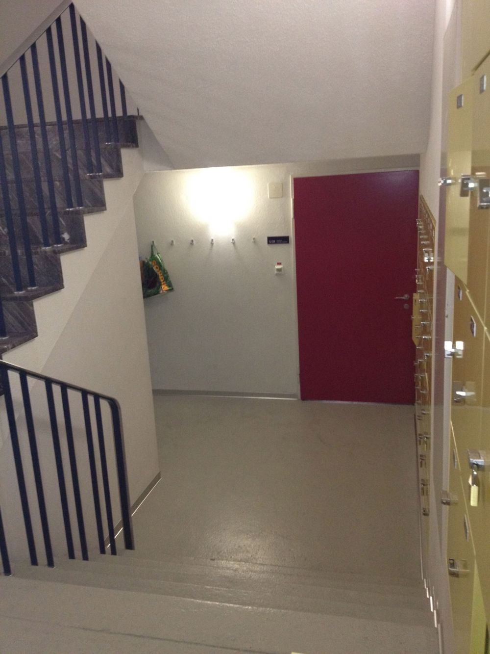 SOD-U, Schliessfächer/Garderobe: Wandgarderobe (links von der roten Türe) nur über Treppen erreichbar