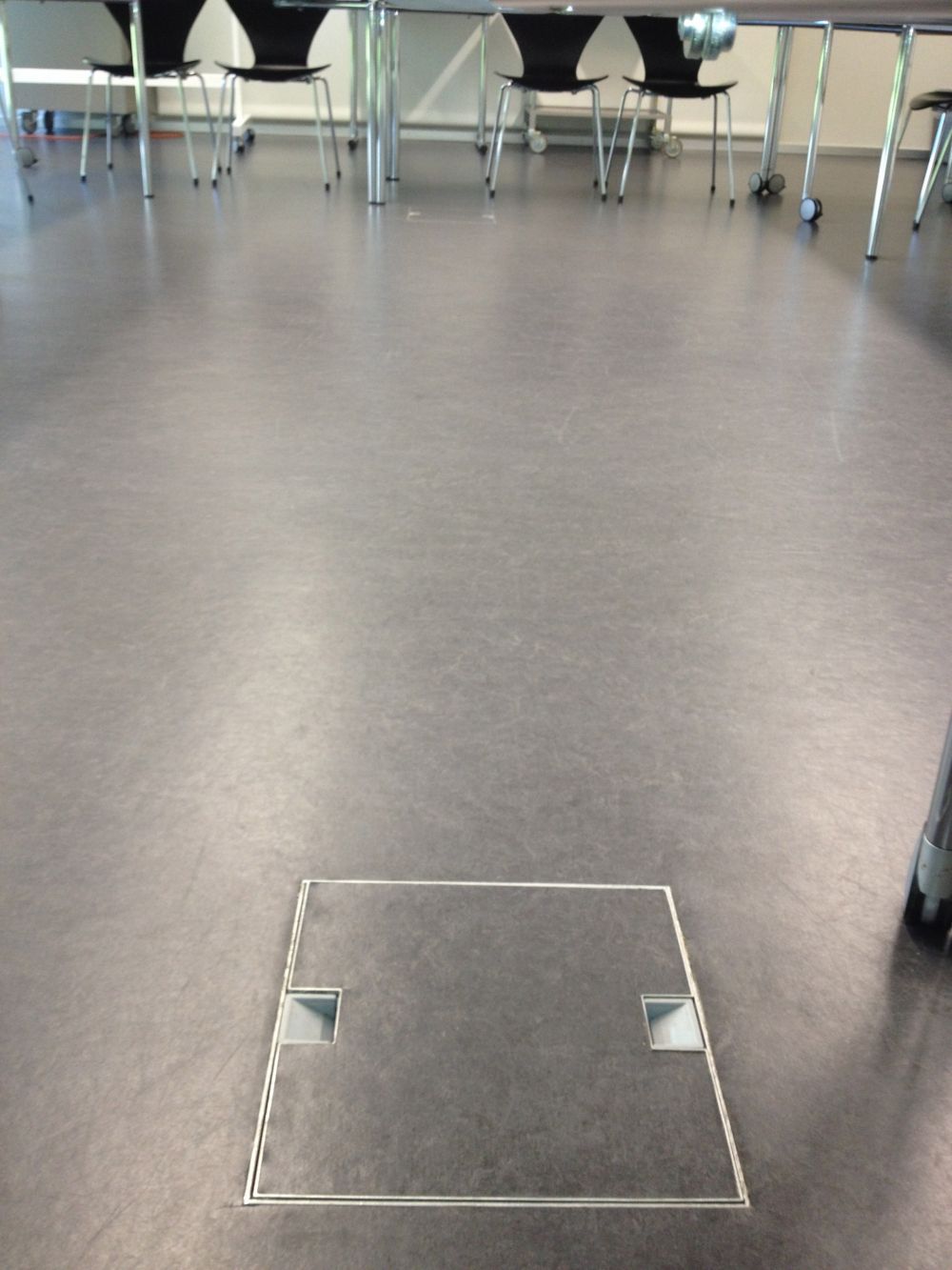 Seminarraum FRE-D-20: Luke im Boden, wo sich die Steckdosen befinden
(pro Luke 4 Steckdosen)

vorne Mitte: eine weitere Luke