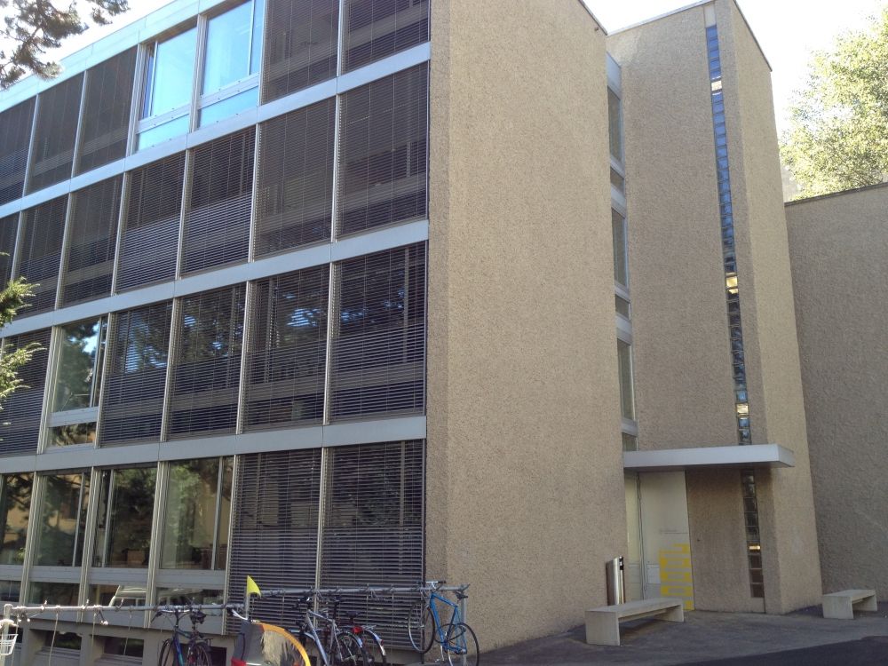 Gebäude FRE: Gebäude FRE (Haupteingang an der Freiestrasse)