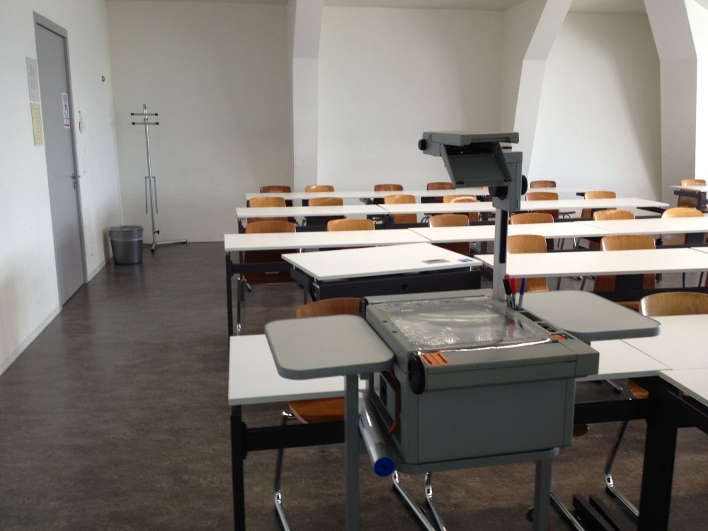 Seminarraum RAI-J-031: Vom Dozenten-Pult aus.
In der Mitte: elektrisch höhenverstellbares Pult.