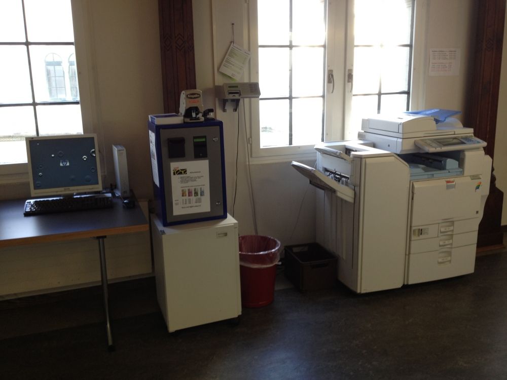 KIR, Stockwerk 1: Computer, Kopierkarten-Aufladeautomat und Kopierer im Gang vor dem Raum 1-106.