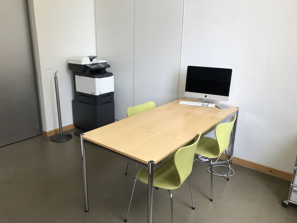 Sitzungsraum KOL-E-9: Blick in Richtung Eingangstüre.