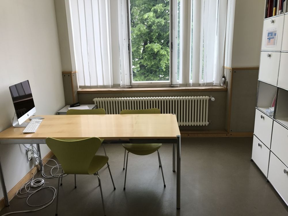 Sitzungsraum KOL-E-9: Blick von der Eingangstüre aus in den Raum hinein.