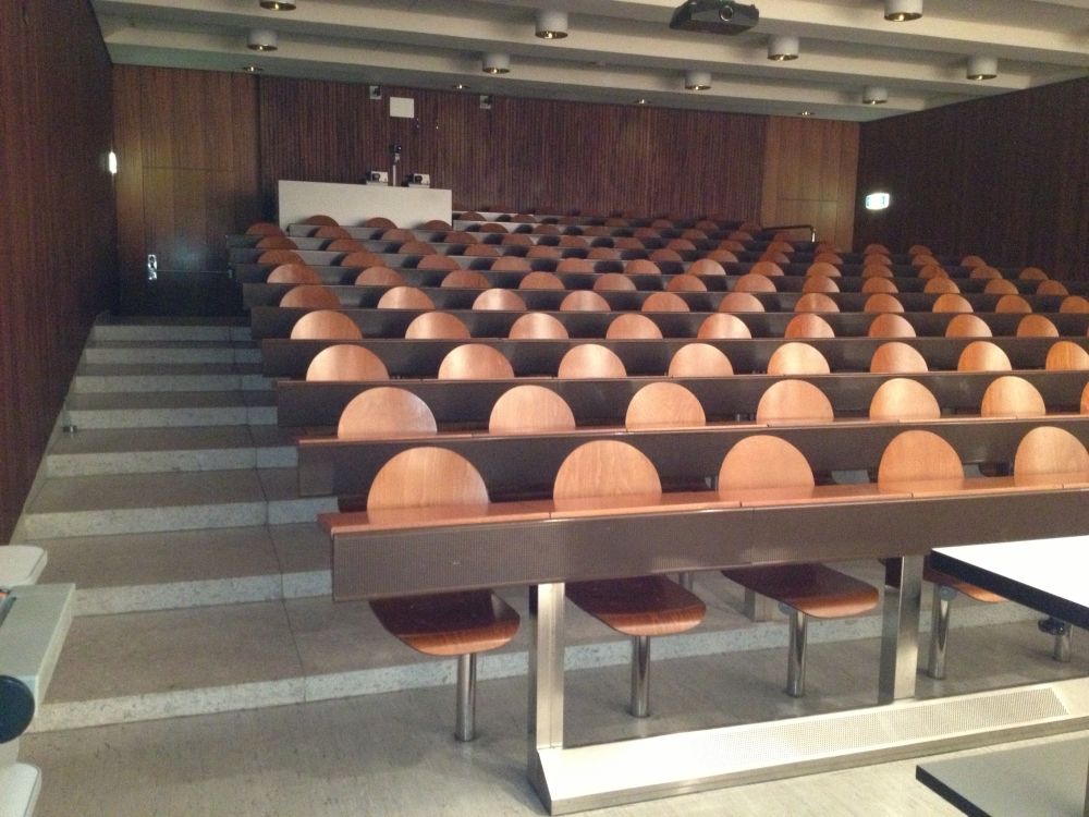 Hörsaal Y03-G-85: Sicht vom Dozentenpult aus.

Rechts und links oben im Bild sind die beiden Haupteingänge zu sehen.
