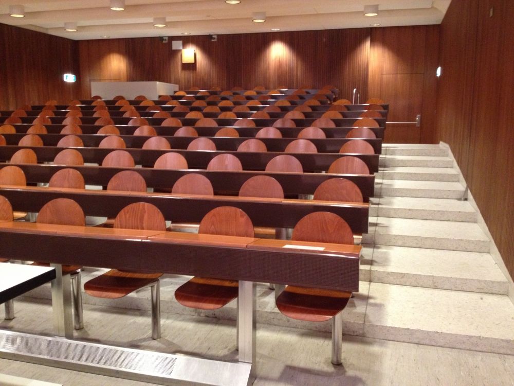 Hörsaal Y03-G-95: Sicht vom Dozierendenpult aus.