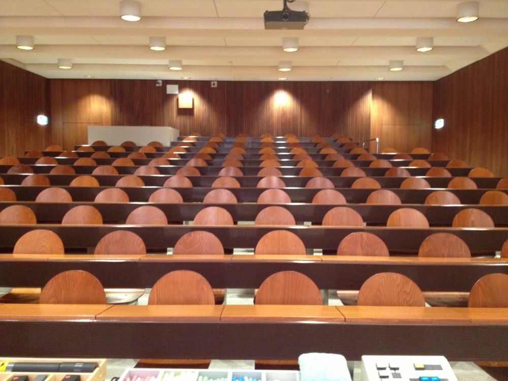 Hörsaal Y03-G-95: Sicht vom Dozierendenpult aus in Richtung Haupteingänge.