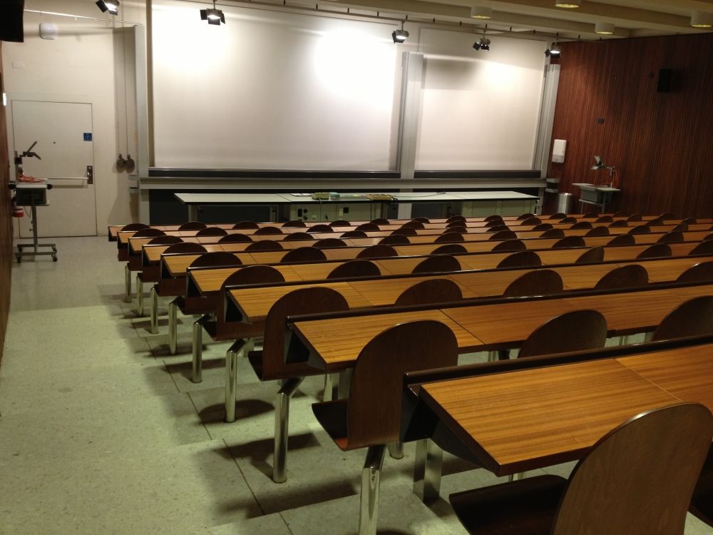 Hörsaal Y03-G-95: Sicht in Richtung Dozierendenpult.

Links ist der Eingang für Rollstuhlfahrende.