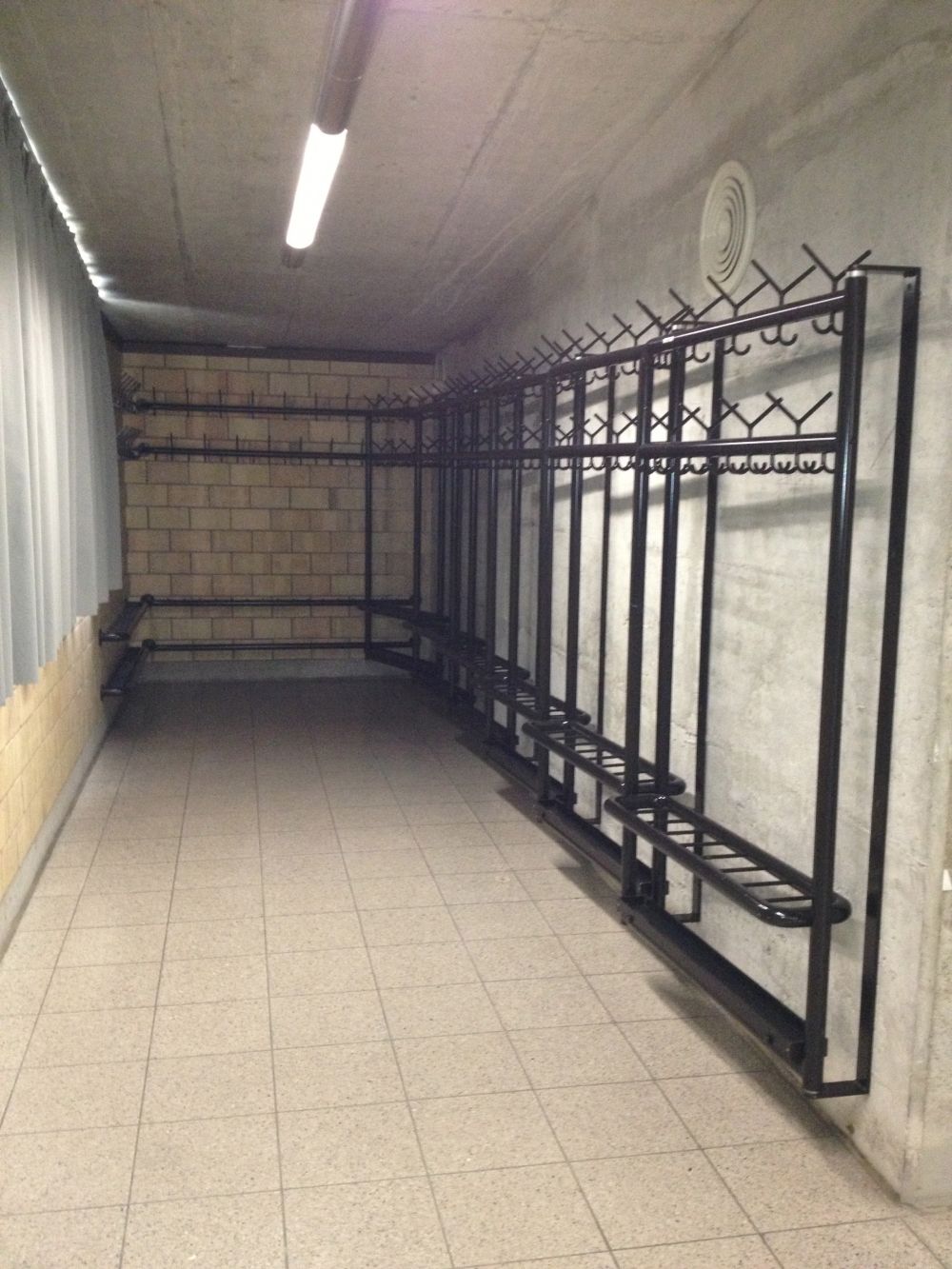Y21-F, Schliessfächer/Garderobe: Wandgarderobe.